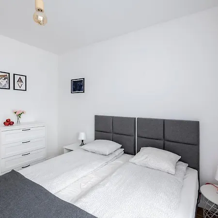 - Aparts Wlochy Apartment *